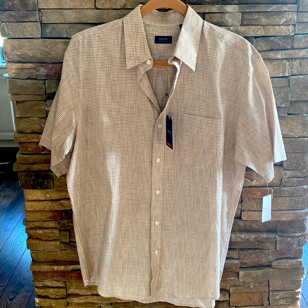 NWT Arrow Short Sleeve Button Down Size Medium